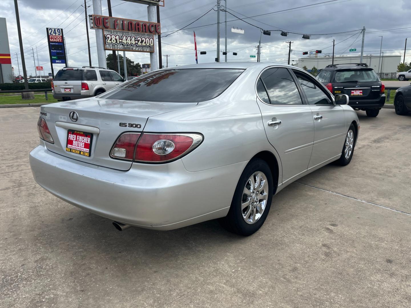 2003 SILVER /gray Lexus ES 300 Sedan (JTHBF30G135) with an 3.0L V6 DOHC 24V engine, 5-Speed Automatic Overdrive transmission, located at 14700 Tomball Parkway 249, Houston, TX, 77086, (281) 444-2200, 29.928619, -95.504074 - Photo#6